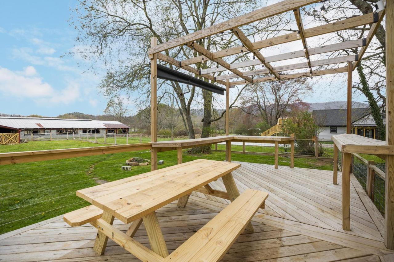 Charming 4 Bedroom Farmhouse With Large Backyard For Entertaining Mountain City 외부 사진
